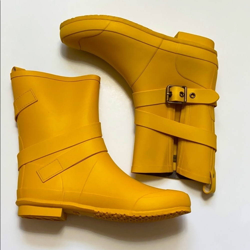 HP 🎉Burberry yellow mid buckle rain boot size: 10